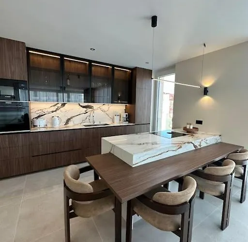 Cozy Elegant 2br + Free Parking Next To Paradise Mall Daire Sofya